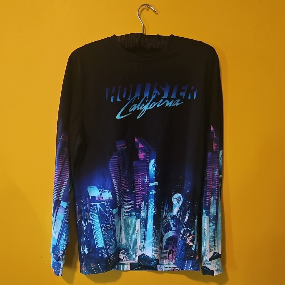 Hollister California Men's Black and Blue Cityscape Long Sleeve Tee